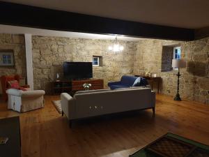 Uma TV ou centro de entretenimento em Quinta Viela Principal