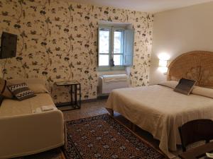 a bedroom with two beds and a window at Casa Pagiò in Bosa
