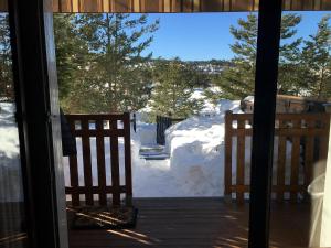 twee banken op een veranda met sneeuw op de grond bij Location Studio avec Jardin en Hameau II in Gréolières