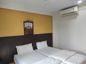 Кровать или кровати в номере 1BHK AC Service Apartment 206