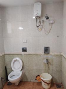 Ванная комната в 1BHK AC Service Apartment 206