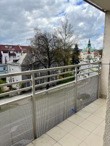 d'un balcon avec vue sur la ville. dans l'établissement Apartament Charlotte Link, à Jelenia Góra