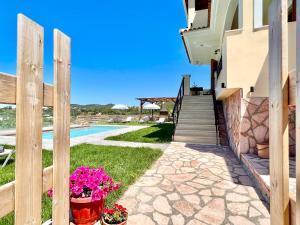 Bazén v ubytovaní Luxury Villa Makris with private heatable pool by DadoVillas alebo v jeho blízkosti