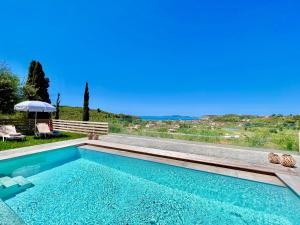 Bazén v ubytovaní Luxury Villa Makris with private heatable pool by DadoVillas alebo v jeho blízkosti