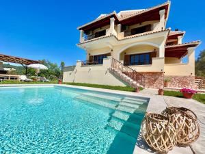 Bazén v ubytovaní Luxury Villa Makris with private heatable pool by DadoVillas alebo v jeho blízkosti