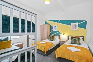 En eller flere senger på et rom på Luxe Holiday Apartments by Sasco