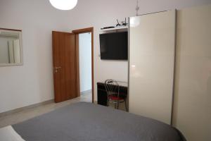 Televízia a/alebo spoločenská miestnosť v ubytovaní Apartments Komel II