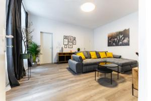 A seating area at Modern and lovely apartment next to subway station