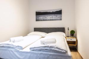 A bed or beds in a room at Modern and lovely apartment next to subway station