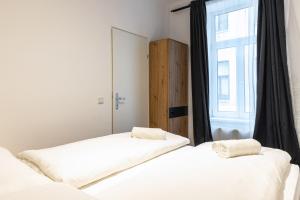 A bed or beds in a room at Modern and lovely apartment next to subway station