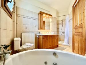 Kúpeľňa v ubytovaní Luxury Villa Makris with private heatable pool by DadoVillas