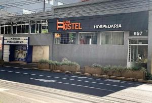 乌贝兰迪亚UDI Hostel Hospedaria的街道边的商店