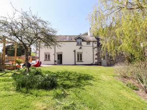 a house with a lawn in front of it at Nant Y Celyn in Ruthin