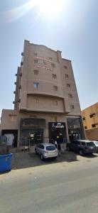 a large building with cars parked in front of it at الرموز الصادقة للشقق المخدومة Apartments alrumuz alsadiqah in Jeddah