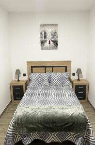 a bedroom with a large bed with two night stands at Casa Filo, maravilloso apartamento en Morro Jable in Morro del Jable