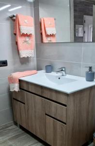 a bathroom with a sink and a mirror at Casa Filo, maravilloso apartamento en Morro Jable in Morro del Jable