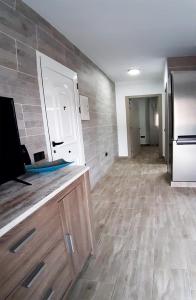a kitchen with a counter and a refrigerator at Casa Filo, maravilloso apartamento en Morro Jable in Morro del Jable
