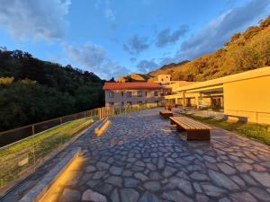 El RincónにあるHotel Estilo MB - Merloのパティオ(ベンチ、建物、山あり)