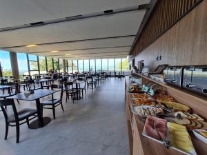 A restaurant or other place to eat at Hotel Estilo MB - Merlo