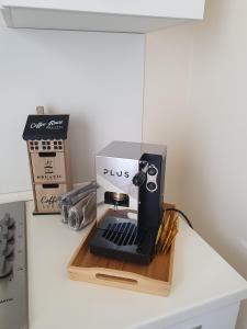 een koffiezetapparaat op een aanrecht bij Mini Suite Trevigi in Casale Monferrato