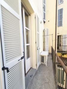 a door to a balcony with a bench on a porch at Mini Suite Trevigi in Casale Monferrato