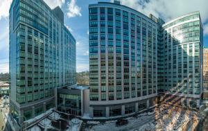 懷特普萊恩斯的住宿－Global Luxury Suites Downtown White Plains，两座高玻璃建筑的空中景观
