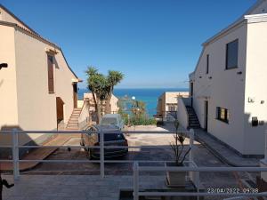 - une vue sur l'océan depuis le balcon d'une maison dans l'établissement Tra cielo e mare, à Capo dʼOrlando