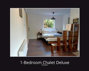 1 dormitorio con 1 cama y 1 estante de dormitorio en Airdeny Chalets, en Taynuilt