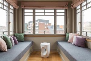 a row of windows with pillows in a room at Mimosa Suites in Westerland