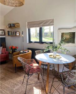 een woonkamer met een tafel en stoelen bij Meadows Lodge in York