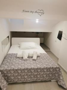 A bed or beds in a room at Alle Mansarde