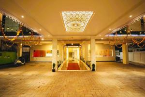 a large room with a large chandelier in a building at Geetha Govindham in Guruvāyūr
