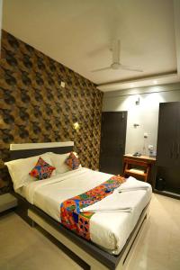 1 dormitorio con 1 cama grande en una habitación en Geetha Govindham en Guruvāyūr