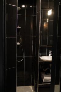 Hotel Molière tesisinde bir banyo