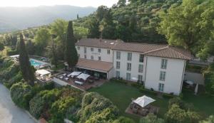 eine Luftansicht eines Hauses mit Pool in der Unterkunft Villa Giorgia Albergo in Collina in Pistoia