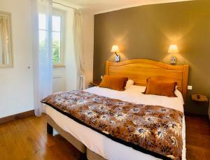 Hôtel Le Troubadour à Rocamadour客房内的一张或多张床位