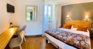 Postel nebo postele na pokoji v ubytování Hôtel Le Troubadour à Rocamadour + 37 fotografií