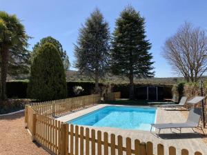 Foto da galeria de Casa con piscina y gran jardin em Collfred