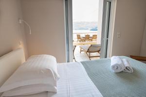Ένα ή περισσότερα κρεβάτια σε δωμάτιο στο Kalavria Luxury Suites, Afroditi Suite with magnificent sea view and private swimming pool.