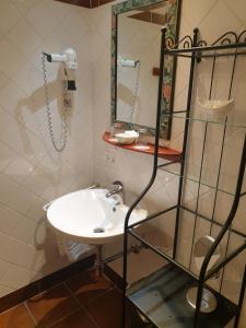 y baño con lavabo y espejo. en Hotel Pension Alte Mühle en Klosterneuburg