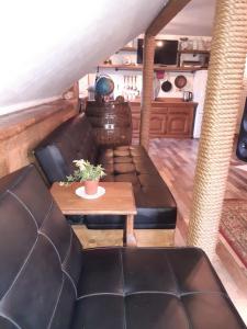 een woonkamer met een bank en een tafel bij Yacht Club in Liepāja