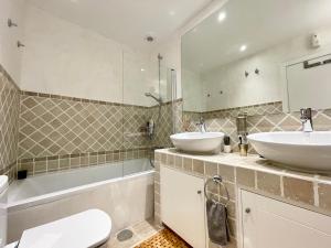 Kúpeľňa v ubytovaní Luxury Apartment Sunset Golf Estepona