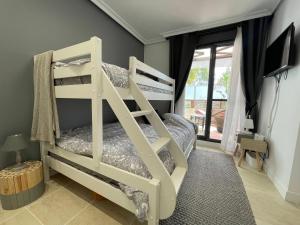 Posteľ alebo postele v izbe v ubytovaní Luxury Apartment Sunset Golf Estepona + 26 fotografií