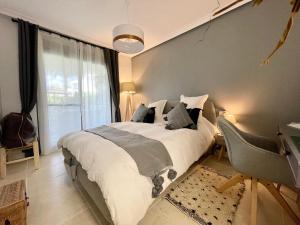 Posteľ alebo postele v izbe v ubytovaní Luxury Apartment Sunset Golf Estepona