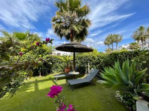 Vonkajšia záhrada v ubytovaní Luxury Apartment Sunset Golf Estepona