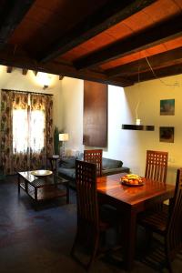 sala de estar con mesa y sofá en Estrella rural casa rural en la Sierra de Madrid, en Buitrago del Lozoya