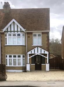 una casa de ladrillo con un garaje blanco y negro en Residential 3 bed house Harnham, en Salisbury