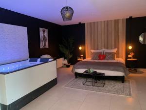 Tempat tidur dalam kamar di Cosy Spa Grigny