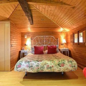 1 dormitorio con 1 cama con almohadas rojas en Hotel Rural Foncubierta, en Soto del Barco