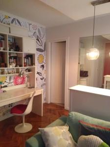 a living room with a desk and a couch at Lindo monoambiente in Buenos Aires